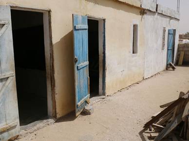 Eingang zu Klassenräumen - DIALOG Projekthilfe Mauretanien