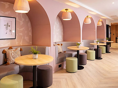 Moderner Lounge-Bereich der Residenz Byrom Point in Liverpool mit gemütlichen Sitznischen