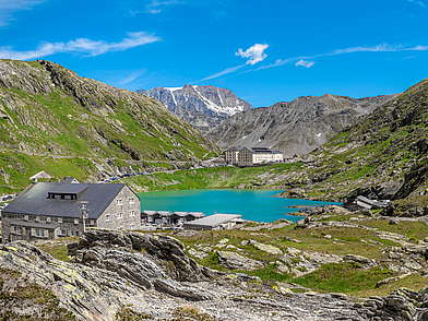 Der smaragdgrüne See am Großen St. Bernhard in den Alpen – beliebtes Ausflugsziel bei Schüler-Sprachreisen nach Liddes.