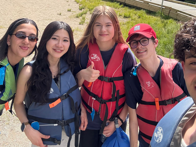 Freizeitaktivität der CEL Vancouver Sprachschule: Schüler beim Outdoor-Erlebnis mit Schwimmwesten
