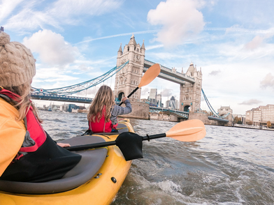 Freizeitaktivität der Bayswater London Sprachschule: Kajakfahren auf der Themse mit Blick auf die Tower Bridge