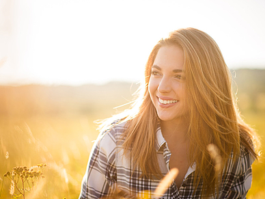 Schülerin genießt die Sonne bei den Sprachferien beim Lehrer in England