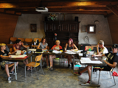 Sprachunterricht in kompakter Gruppe während der Schüler-Sprachreise in Liddes.