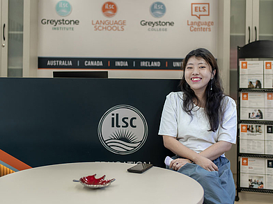 Sprachschülerin in der Lounge der ILSC Sprachschule