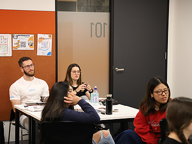 Studierende während einer Englischstunde an der ILSC Sprachschule in Adelaide, vertieft in Gruppenarbeit im modernen Unterrichtsraum.