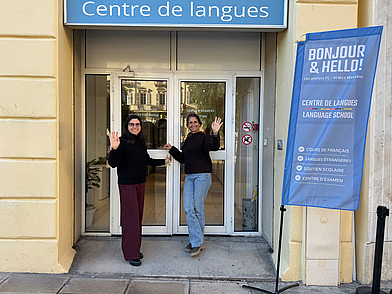 Eingang der Französisch Sprachschule Les Ateliers FL in Nizza mit zwei Mitarbeiterinnen.