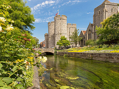 Flusslauf und historische Stadtmauer in Canterbury, perfekt für entspannte Momente während deiner Englisch Sprachreise
