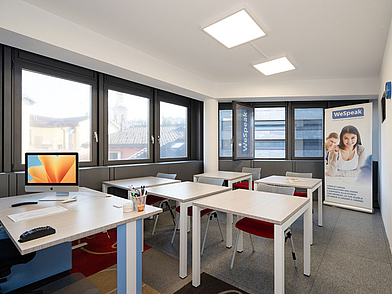 Helles Klassenzimmer der WeSpeak Sprachschule in Lugano für Italienischunterricht