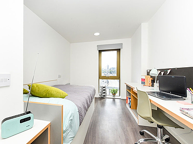 Modernes Einzelzimmer in der Residenz Byrom Point in Liverpool mit Bett und Schreibtisch