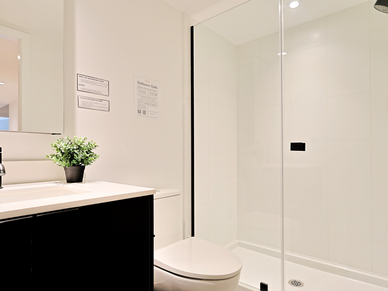 Helles Badezimmer der Unterkunft in Vancouver mit Dusche und moderner Ausstattung