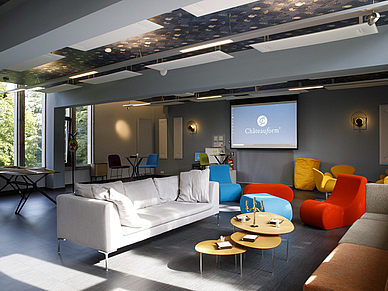 Moderner Lern- und Loungebereich für effizientes Executive-Training in Business-Englisch