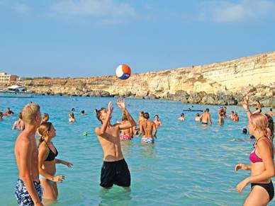 Badestrand in St Julians, Englisch Sprachferien für Teenager Malta