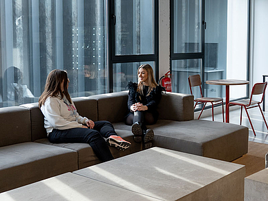 Gemütlicher Aufenthaltsbereich der Residenz in Alicante mit Sitzgelegenheiten für Sprachschüler