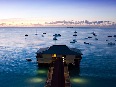 Abendstimmung an der Südküste von Barbados mit Restaurant auf Stelzen – Sprachreise in die Karibik mit Meerblick