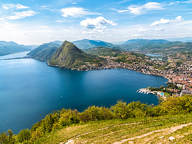 Weitblick auf den Luganersee und die Stadt – beeindruckende Aussicht bei einer Italienisch-Sprachreise nach Lugano.