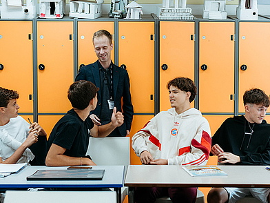 Lehrer im Gespräch mit Schülern im Klassenzimmer der Sprachschule St Giles Cambridge