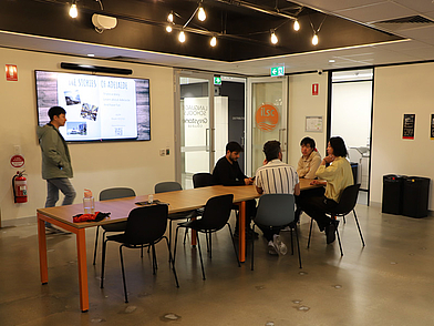 Internationale Sprachschüler der ILSC Adelaide treffen sich im offenen Aufenthaltsbereich und tauschen sich über Aktivitäten und das Leben in Adelaide aus.