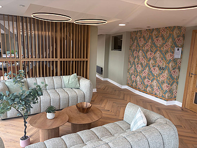 Gemütlicher Lounge-Bereich im Studio in Liverpool mit Sofas und Sitzgelegenheiten