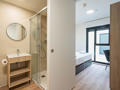 Modernes Einzelzimmer mit eigenem Bad in der Residenz in Alicante für Teilnehmer einer Spanisch Sprachreise