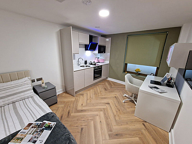 Modernes Studiozimmer in Liverpool mit Bett, Küchenzeile und Schreibtisch