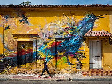 Farbintensive Street-Art in Cartagena, die den kulturellen Charakter der Sprachreise nach Kolumbien unterstreicht.