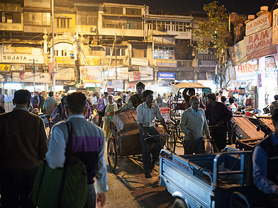 Belebte Straßen und Rikschas im Stadtviertel von Neu-Delhi – das authentische Alltagsleben entdecken bei einer Englisch Sprachreise.