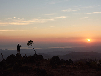 Sonnenuntergang über den Bergen mit Blick auf den Pazifik bei Samara, ein beliebter Ausflug während einer Sprachreise.