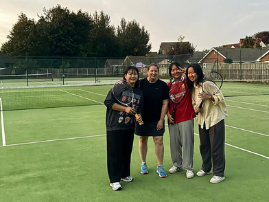 Schüler der Bayswater Liverpool Sprachschule beim gemeinsamen Tennisspielen