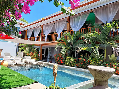 Hotelanlage mit Pool und Terrasse der Spanisch Sprachschule Expanish in Sámara Costa Rica.