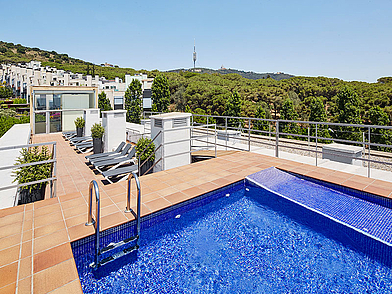 Rooftop-Pool und Sonnenterrasse der Expanish Unterkunft in Barcelona für Schüler-Sprachreisen mit Blick auf die umliegenden Hügel.