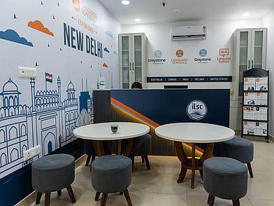 Empfang der ILSC Sprachschule in Neu-Delhi mit Sitzbereich für Sprachschüler