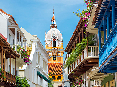 Kolonialhäuser und Kathedrale in Cartagena, ein typisches Bild auf einer Sprachreise nach Kolumbien.