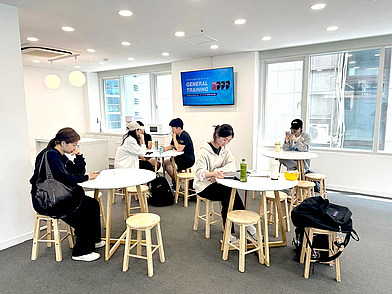 Aufenthaltsraum der Lexis Korean School Seoul, in dem Sprachschüler lernen, entspannen und sich austauschen.