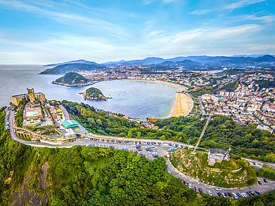 Spektakuläre Luftaufnahme von San Sebastián mit der geschwungenen Bucht von La Concha, den Stränden und der Stadt – ein traumhafter Ausblick für Sprachreisende nach San Sebastián.
