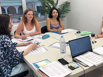 Kleingruppenunterricht im Englischkurs auf Barbados, Lernende arbeiten gemeinsam an ihren Aufgaben.