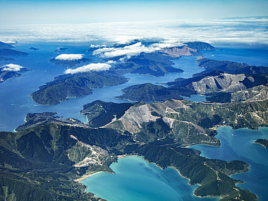 Luftaufnahme der Marlborough Sounds nahe Nelson in Neuseeland mit Inseln, Fjorden und Wasserstraßen, die Sprachreisende bei Ausflügen entdecken können.