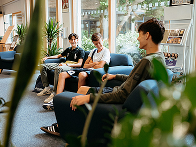 Schülergruppe entspannt im Aufenthaltsraum der Sprachschule St Giles Cambridge