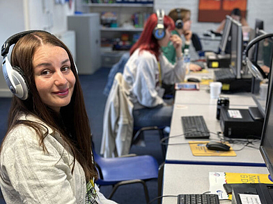 Sprachschülerin arbeitet im Medienraum der Englischschule Newcastle am Computer