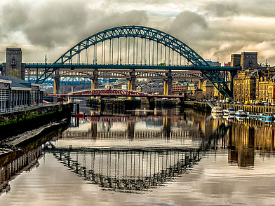 Tyne Bridge und Flussufer in Newcastle als Highlight einer Sprachreise