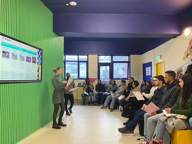 Moderne Unterrichtssituation an der Bayswater Liverpool Sprachschule mit Präsentation und Schülern