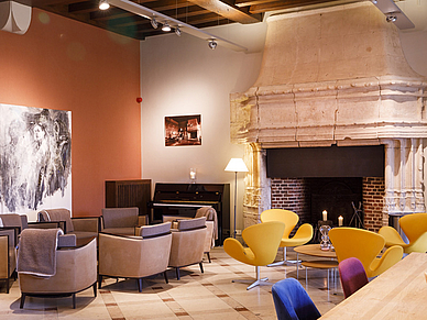 Stilvolle Kaminlounge als exklusiver Treffpunkt für hochwertige Business-Englisch-Sprachreisen