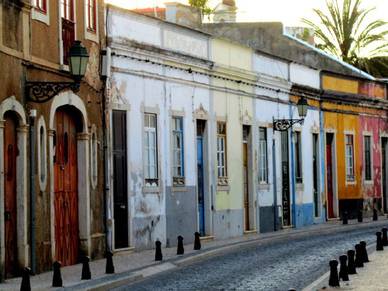 Bunte Häuser in Faro, Portugiesisch Sprachreisen für Erwachsene Portugal