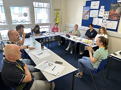 Englischunterricht in kleiner Gruppe bei IH Newcastle mit aktiver Diskussion