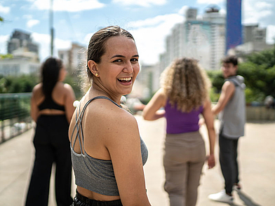 Demi-Pair Teilnehmerin verbringt Zeit mit internationalen Freunden in der Stadt