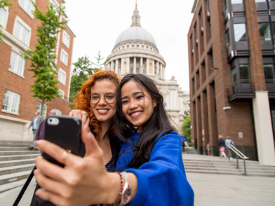Internationale Schüler der Bayswater London Sprachschule machen ein Selfie vor der St. Paul’s Cathedral