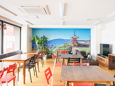 Moderne Aufenthaltslounge der Sprachschule in Kyoto – entspannen und lernen mit Blick auf die Stadt