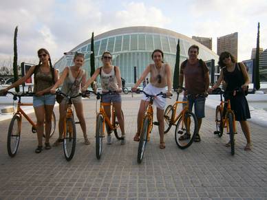 Sprachkursteilnehmer bei einer Fahrradtour durch Valencia, Spanisch Sprachreisen für Erwachsene