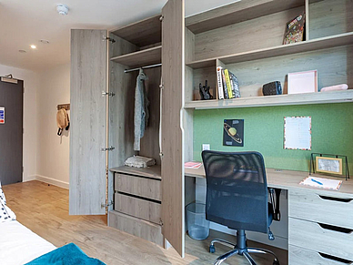 Modernes Zimmer in der Studentenresidenz mit Arbeitsbereich für deine Sprachreise Englisch