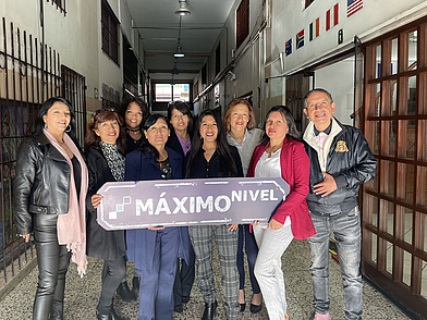 Sprachschüler posieren gemeinsam für ein Gruppenfoto