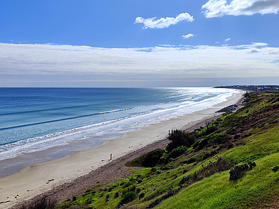 Weißer Sandstrand und türkisfarbenes Meer an der Küste von Adelaide – perfekte Kulisse für Freizeit und Erholung bei einer Englisch Sprachreise.